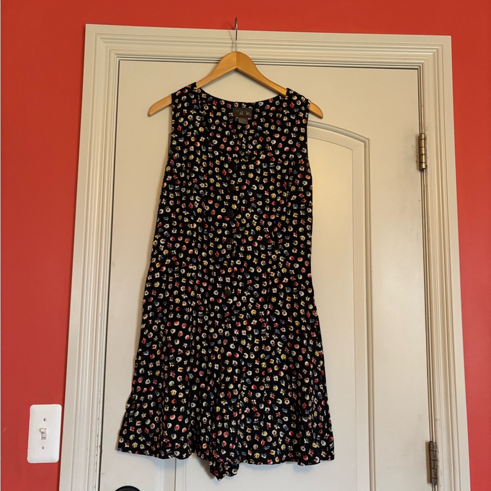 NEW YORK STYLE Floral Sleeveless Romper. Size Large.
